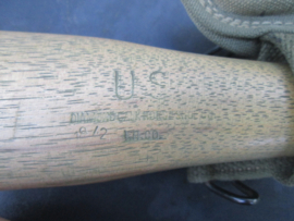 US Army pick- mattock intrenching and carrier. Amerikaanse pikhouweel M1910 in canvas hoes, perfecte staat mooi gemarkeerd met 1942 en 1944 datums TOP stuk.