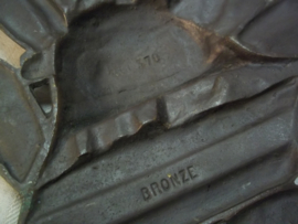 Bronzen palmtak, met Franse helm met weer een ander opschrift. zeer decoratief. heeft nog de volledige lengte