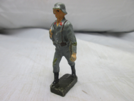 German toy luftwaffe soldier. Duitse speelgoed soldaatje in Luftwaffe uniform met rode kraagstukken. FLAK.