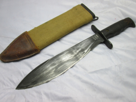 US- WW1- Bolo knife with scabbard dated 1917--1918--1919. Amerikaans kapmes mooi gemarkeerd en duidelijk , zeer nette staat.