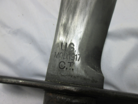 US- WW1- Bolo knife with scabbard dated 1917--1918--1919. Amerikaans kapmes mooi gemarkeerd en duidelijk , zeer nette staat.