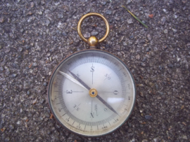 British officers compas. Engels kompas, in de vorm van een zakhorloge, officiers model. je kunt de naald vastzetten aan de zijkant.