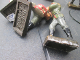 LINEOL 7 German soldiers with music instruments and flag. smaler size. 7 Duitse soldaten muziekkorps met vlaggendrager. kleiner model