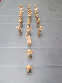 LINEOL Belgium soldiers drumband smaller size. 15 Belgische soldaten drumband 1 met lyra. kleiner model soldaatjes bijzonder apart.