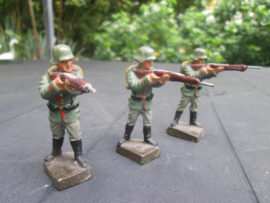 LINEOL 3 Shooting german soldiers smaler size. 3 schietende Duitse soldaten kleiner model goede staat.