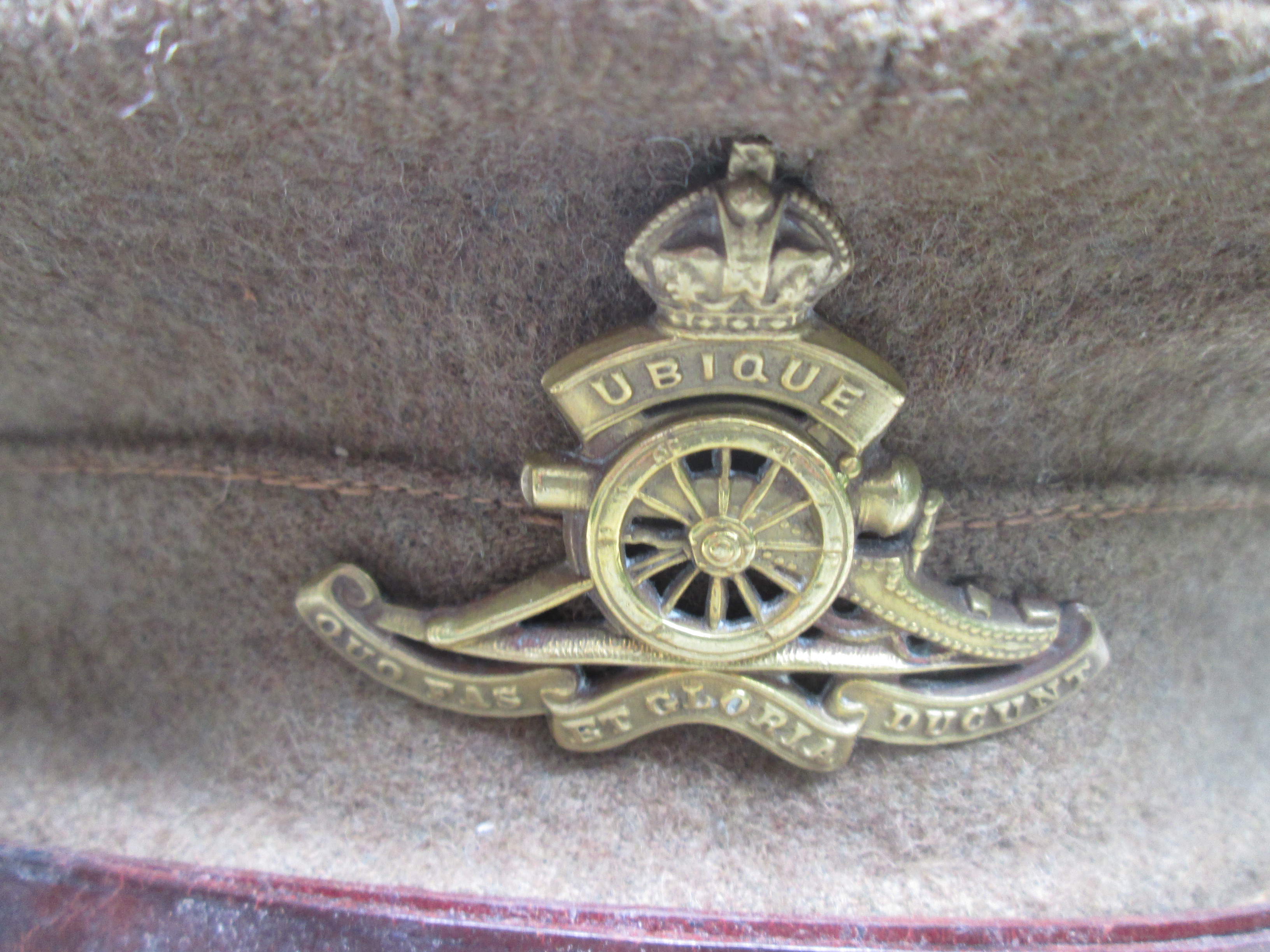 British cap with artillery badge. Engelse manschappen pet met artillerie embleem War Department gemarkeerd.