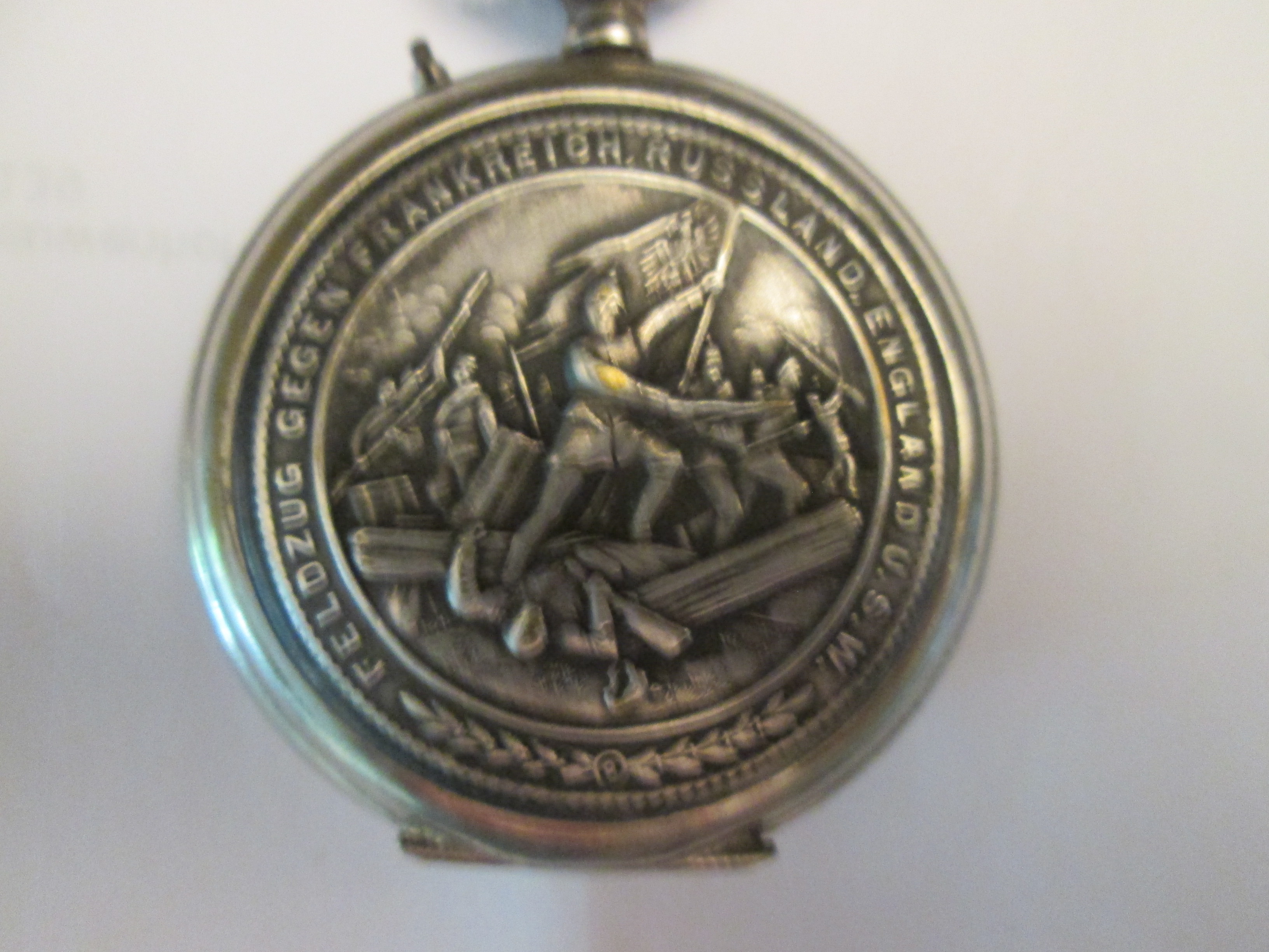 German pocket watch with military battle scene. Duits zakhorloge met militaire afbeelding Feldzug gegen Frankreich Russland England u.s.w. horloge loopt niet puur decoratie.