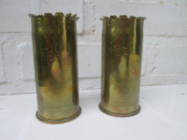 Een set van 2 hulzen gegraveerd met bloemen en IJSER. Het zijn Duitse hulzen Patronenfabrik Karlsuhe, 1904 en 1918. 1 huls is van de keizerlijke marine. leuke set.