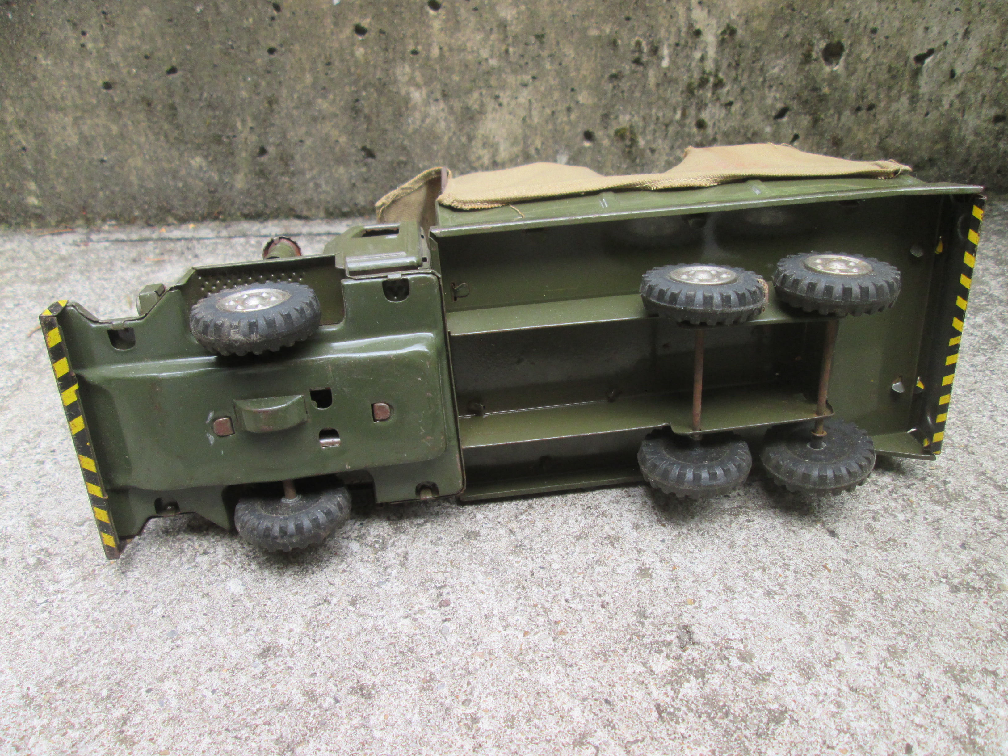 Military toy truck US Army. Blikken speelgoed vrachtwagen Amerikaans leger Made in Japan jaren 60, werkend.