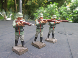 LINEOL 3 German shooting soldiers smaler size. 3 Schietende Duitse soldaten kleiner model mooie staat.