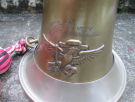 German HJ Hitler/ Youth bugle little damage on front badge. Duitse bazuin signaalhoorn Hitler/ Jugend met adelaar gedeeltelijk gedenazificeerd, maar nog duidelijk zichtbaar Hess Instrumenten.