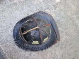 USA leather firebrigade helmet in used condition. Amerikaanse leren brandweerhelm, relique, hij is zo uit de strijd gekomen, achterkant gescheurd, zeer bijzonder en geleefde helm die wat gezien heeft TOP-stuk in dit genre.