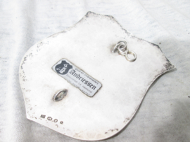 Silver hallmarked shield. Zilveren schild schutterskoning OCTOPUS  uit 1986 in Epen, voorzien van zilverkeuren en de sticker van juwelierssmid Andriessen uit Stiphout. nu overgenomen door zijn kinderen. bekende gilde schilden maker.