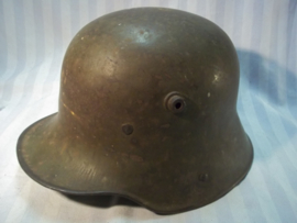 German helmet M-1916 with original liner and colour, maker G62, very nice untouched helmet. Duitse helm model 1916 met origineel binnenwerk en kleur, mooi complete helm.