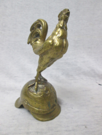 Bronse statue the French cock on a German pinhelmet (No pin). Bronzen beeld van een Duitse pickelhaube met daar bovenop de Franse haan, helaas is de pin van de helm weg. kon er los opgeschroefd worden, niet gesigneerd. hoog 15 cm.