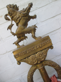 Belgium flagpole for Vetrans of the great war. Vlaggenstandaard ABBL met medaille lint, brons vuurverguld Franse tekst L'union fait la Force, Eendracht maakt macht. 37 cm, bijzonder stuk.