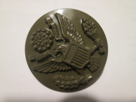 US- Army NCO cap badge made of plastic. Amerikaans petembleem manschappen , gemaakt in plastic . apart