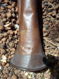 British bugle WW1 - 1902. with maker and donation inscription. Engels Bazuin met maker en oorlogspijl en een gravering met de naam van de donateur Boys Brigade, de scouting.