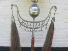 Militaire schellenboom, dit zijn bijzondere en niet hedendaagse items, welke zelden of nooit op de markt komen, mooi met de Turkse invloeden, compleet met bellen en paardenstaarten. Zeldzaam stuk. Schellenbaum.