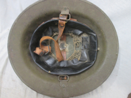 US M1917 Doughboy helmet with liner, leather chinstrap is broken. Amerikaanse Brodie helm naar Engels model zandgeverfd.