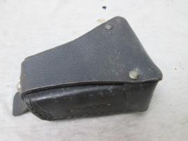 Dutch cartridge leather pouch. Nederlands patroontasje voor de Hembrug, zwart leer, Politietroepen of Marechaussee. gemerkt DE VALK. leerfabriek.