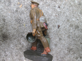ELASTOLIN British soldier carrying 2 buckets. Engelse soldaat draagt 2 emmers kazerne leven. WO1 / WW1