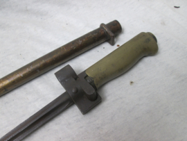 French Lebel bayonet, M-1886. Franse lebel bajonet, gemodificeerd, mooi genummerd, model 1886 met schede.