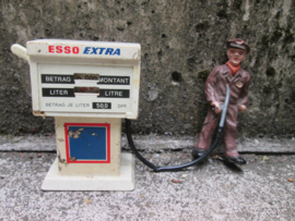 GAMA ESSO extra tankstation. Plastic benzinepomp met figuur. jaren 50/60.