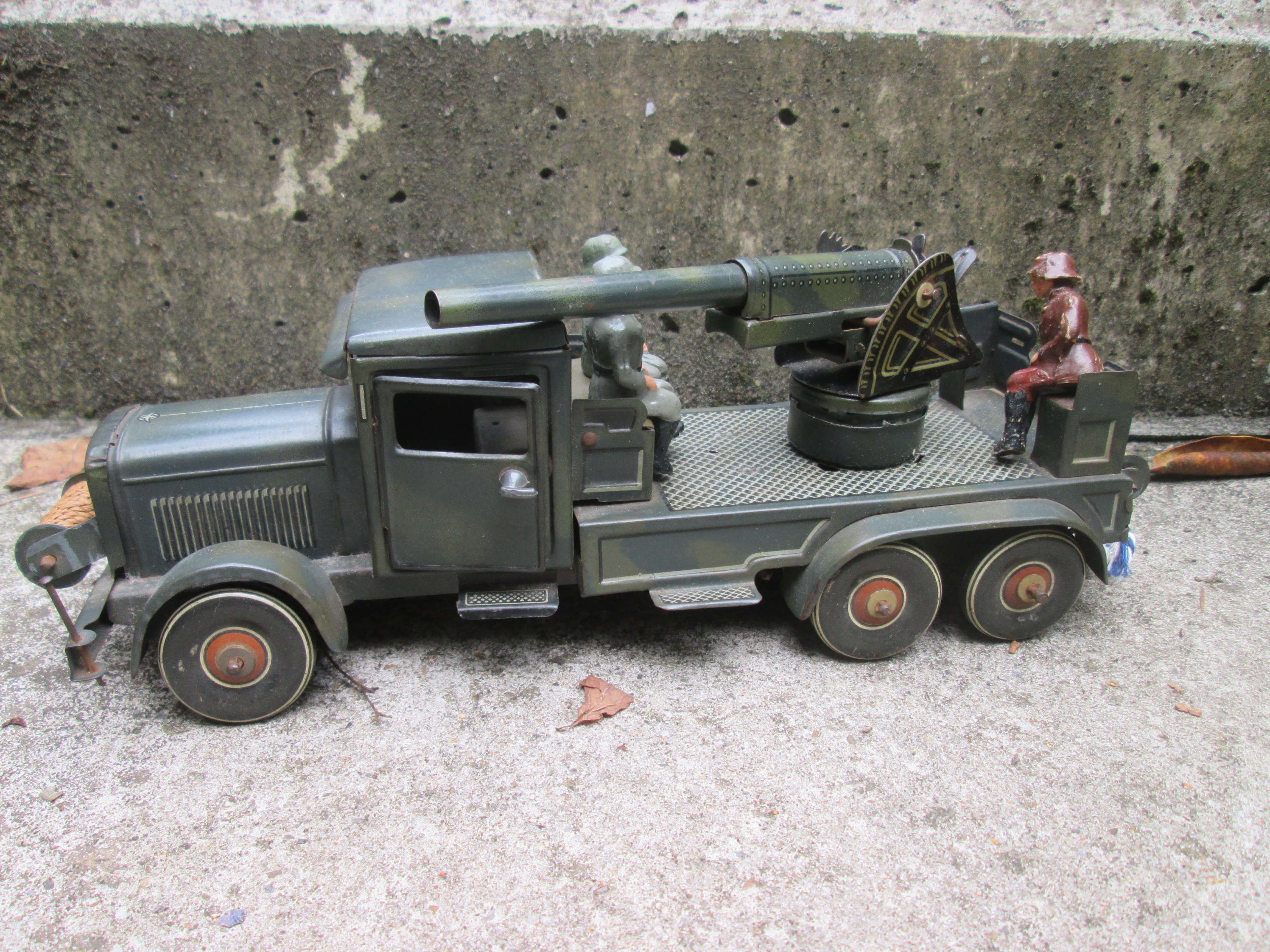 German tin toy with canon. Duitse tippco blikken speelgoed wagen met kanon