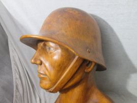 Wooden statue German soldier with steelhelmet 45 cm high. Houten buste van een Duitse soldaat. beeld voor de Staalhelmbund.