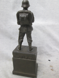 Statue German Wehrmacht soldier, missing his rifle. Weihnachten 1940. Samak beeldje Duitse soldaat, helaas zonder geweer 25 cm.