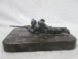 Statue of a german soldier with spikehelmet, silver finish. Beeldje van een duitse soldaat met pickelhaube schietend op marmeren voet, verzilverd, en kleine signatie op voet WMF fabrikant.