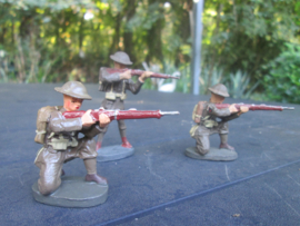 ELASTOLIN 3 shooting british soldiers. 3 schietende Engelse soldaten goede staat.