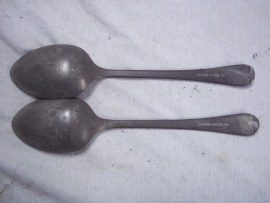 2 Spoons of the brittish army 1943. 2 Engelse leger lepels 1943 gedateerd