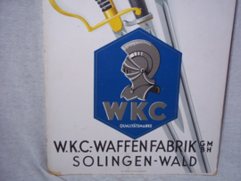 German advertisment item of WKC swords and bayonets. Kartonnen reclame Derde Rijk, van WKC Waffenfabrik - Solingen-Wald. mooie afbeelding met sabels en bajonetten, zeer decoratief bij een wapen verzameling. 30 bij 48 cm. zeldzaam, rare.