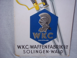 German advertisment of WKC swords and bayonets. Kartonnen reclame Derde Rijk, van WKC Waffenfabrik - Solingen-Wald. mooie afbeelding met sabels en bajonetten, zeer decoratief bij een wapen verzameling. 30 bij 48 cm. zeldzaam, rare.