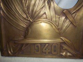 Bronze remembrance plaque 1940 Belgium army. big Photoframe. Bronzen herinnerings plaat met Belgische helm en het jaartal 1940, men kon er een foto in plaatsen zeer bijzonder.