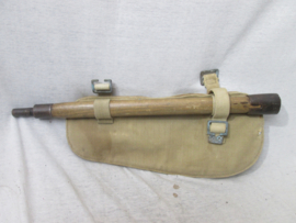 British entrenching tool pattern 1937. Engelse pikhouweel met stok in canvas hoes met bajonet aansluiting