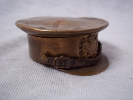 Trench- art a British cap with little badge as box. Loopgraven kunst Engelse leger pet met embleem en kinriem je kunt het gebruiken als pillendoosje.zeer bijzonder stuk als loopgraven kunst. zeldzaam.
