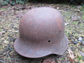 GERESERVEERD Duitse helm, bodemvondst Model 1942, zeer harde pot, nummer nog duidelijk leesbaar, leuk decoratief item.