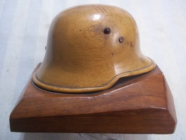 Miniature German helmet Model 1916 made of wood.  Miniatuur helm Duits WO1 gemaakt van hout, zeer apart. 10 bij 10 cm.