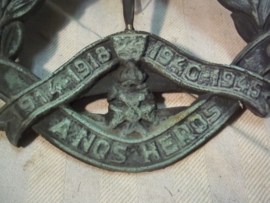Bronse plaque, Belgium, our brave boys 1914-1918/ 1940-1945. Bronzen graf stuk Belgie, a nos heros, aan onze helden van beide oorlogen.
