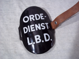 Emaille armband van de Lucht Beschermings Dienst -- Orde Dienst L.B.D. mist 1 riempje zeer nette staat.