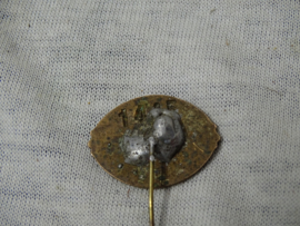 Pin, speld Dank der SS für treue hilfe in der Kampfzeit, met achterop het nummer, nieuwe pin erop gesoldeerd.
