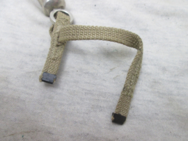 British army whistle with original string. Engels leger fluitje met oorlogspijl en datum en het originele kleine canvas draagriempje, wat je bijna nooit ziet.