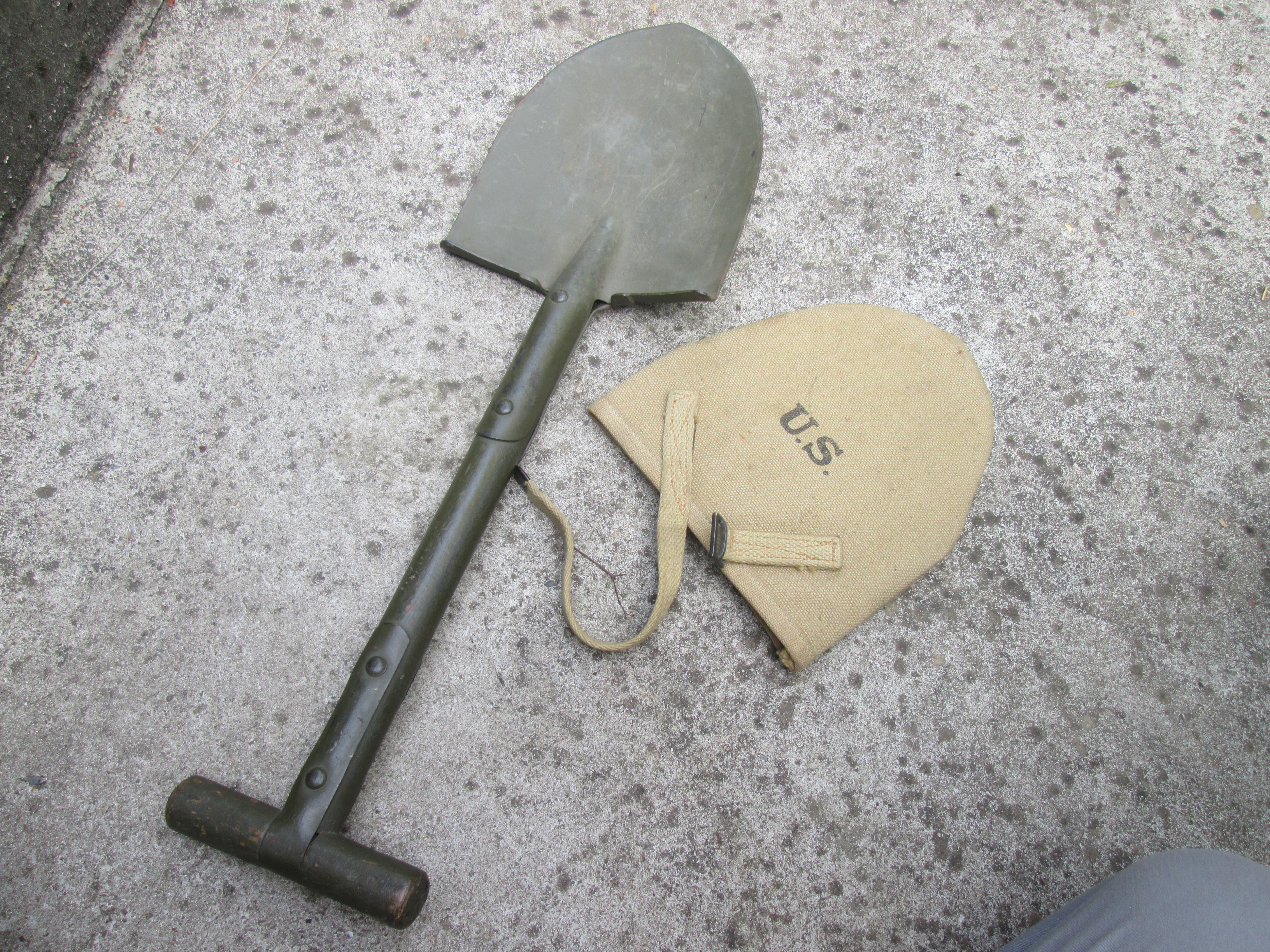 US Army T shovel with cover september 1918. Amerikaans T schopje met canvas hoes, schop niet gemarkeerd. leuk geheel.