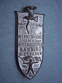 German tinnie, rally badge, Duitse tinnie Werbewoche der Hitler-Jugend BANN 80 Wiesbaden. met maker op de achterkant  Paulmann & Cron Ludenscheid.