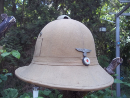 Italian pith helmet adopted  and used by the german army, KRIEGSMARINE. Italiaanse tropenhelm die ook gedragen werd door de Duitse Wehrmacht. Er waren vele aanpassingen, met wehrmacht emblemen of kriegsmarine adelaar.