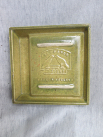 Ashtray with Dutch cap badge. Asbak jaren 50-60 met baretembleem van de Verbindingen.