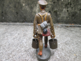 ELASTOLIN British soldier carrying 2 buckets. Engelse soldaat draagt 2 emmers kazerneleven WO1.